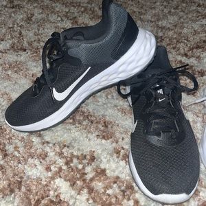 Woman’s Black Mesh Running Shoes 🌵7.5